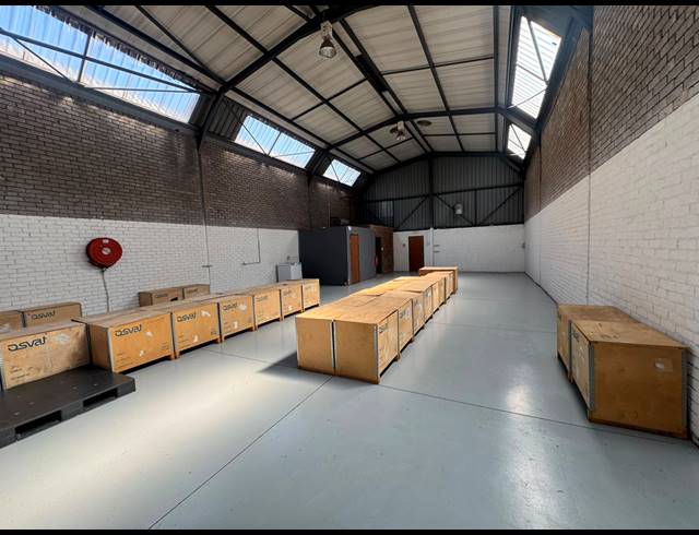 550M² WAREHOUSE TO LET IN SPARTAN